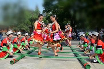 畲族人民也十分热爱"竹竿舞",它是一种肢体语言,是人们交流思想