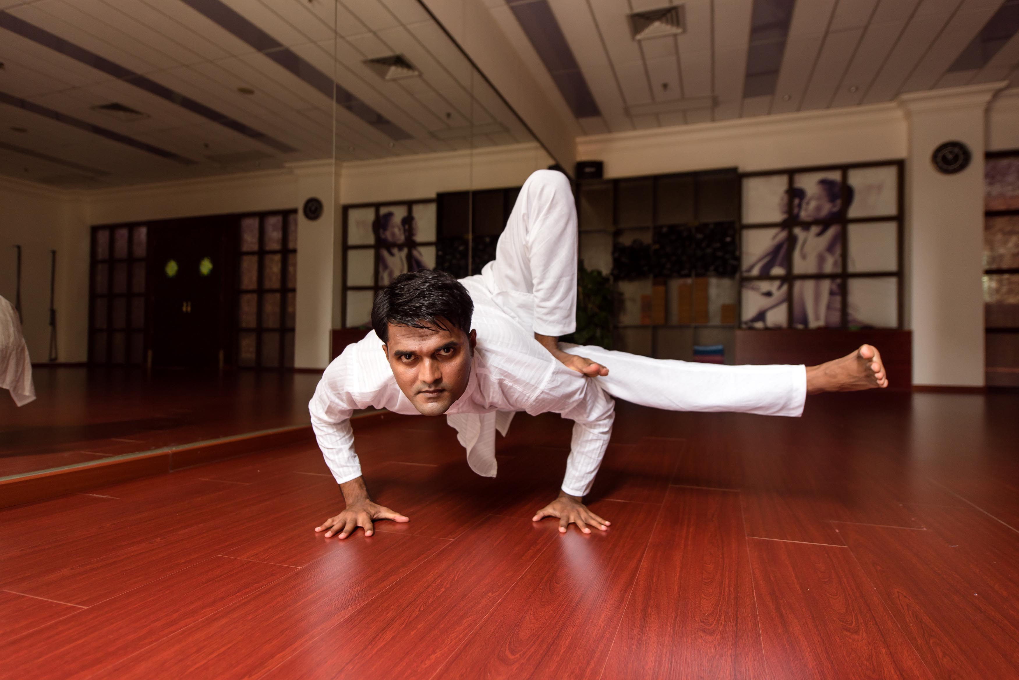 由来自印度mysore世界级瑜伽体位实践大师        希瓦帕萨德
