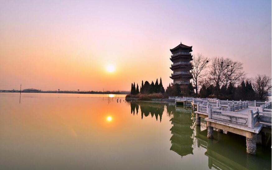 《轼在颍州与赵德麟同治西湖未成改扬州三月十六日湖成德麟有诗见怀