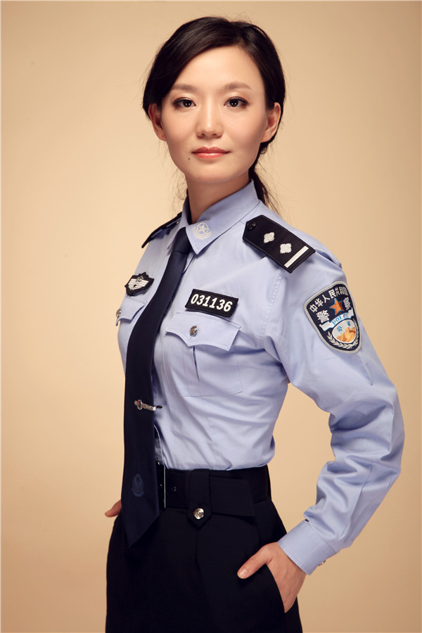 国门警花靓 铿锵玫瑰香