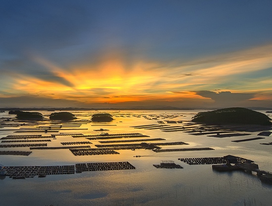 龍門群島由100多個大小各異 的島嶼鑲嵌在方圓約50平方公里的 欽州