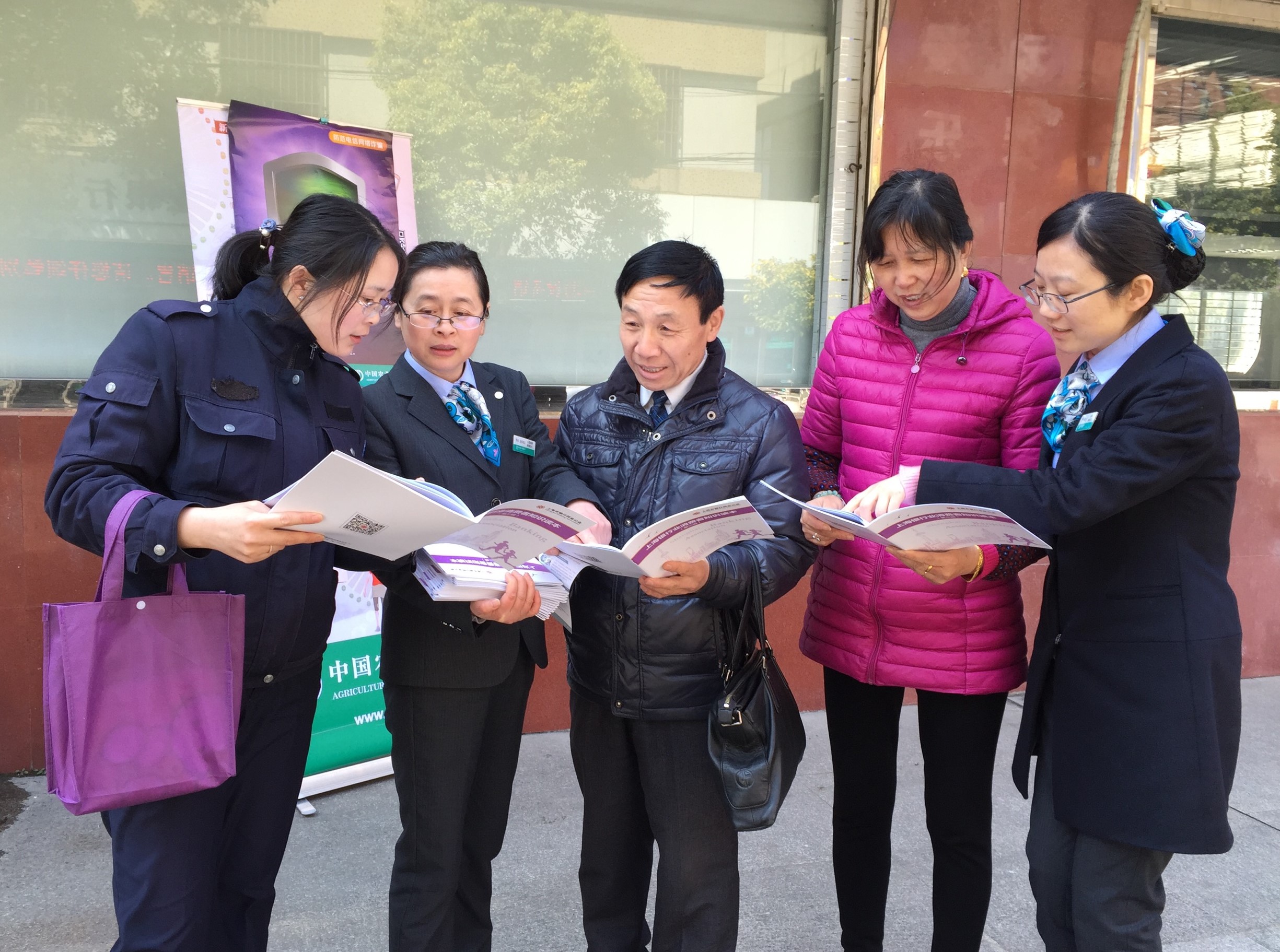 工作人员在网点大堂,柜面,a4宣传夹板等布置了各类宣传折页,手册以及