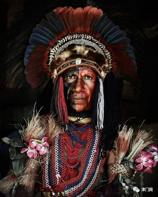 马来部落古老传说中,获得它可以增强种族延续;威武的族长,派出精锐的